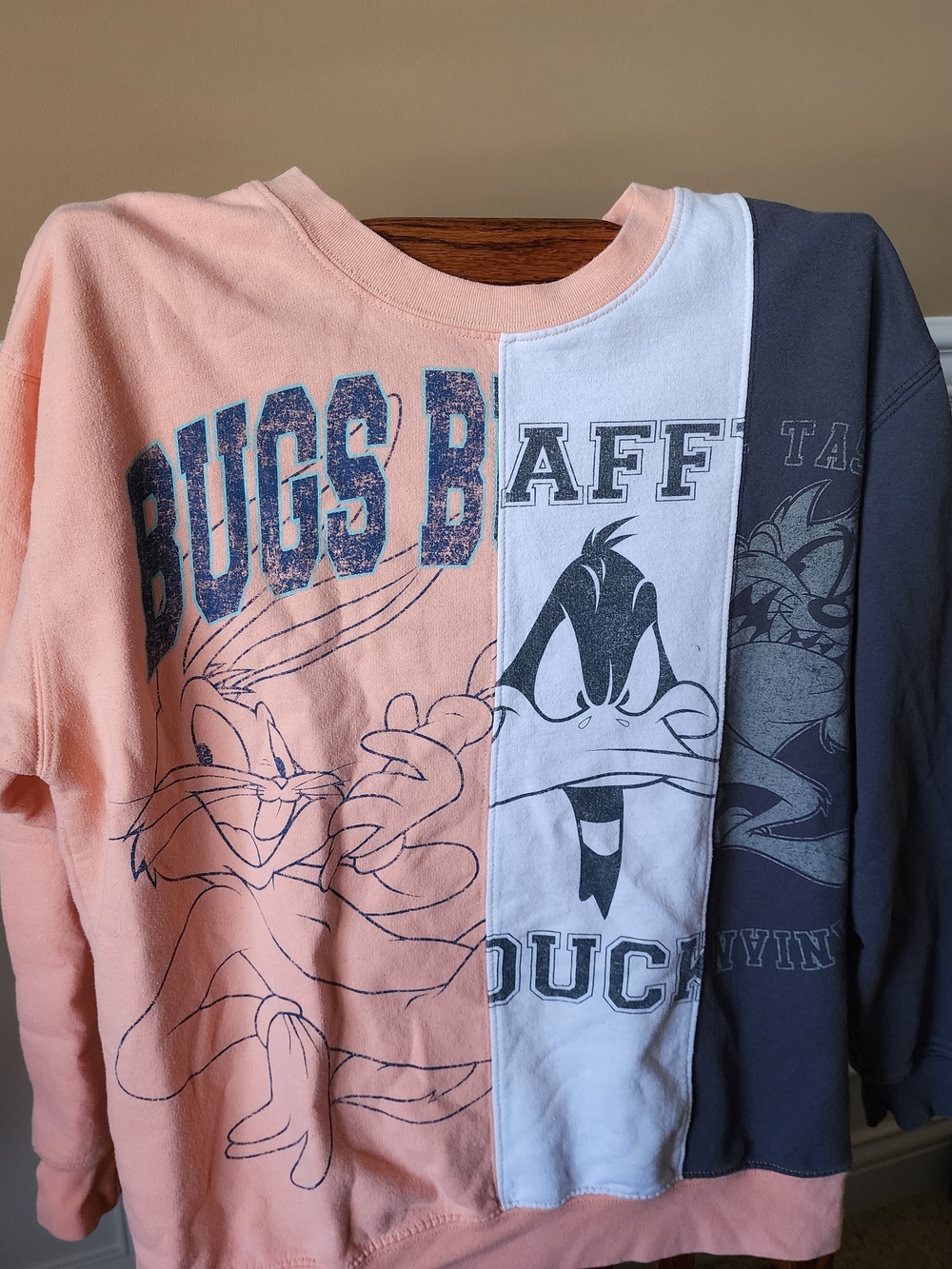 Warner Bros. Peach, White & Charcoal Bugs Bunny Daffy Duck Panel Sweatshirt Larg